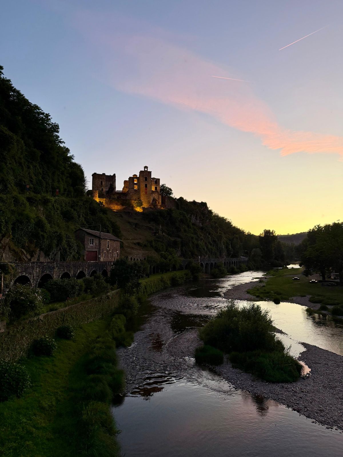Les ruines du château de Saint-Martin-Laguépie au-dessus de la rivière, au coucher du soleil