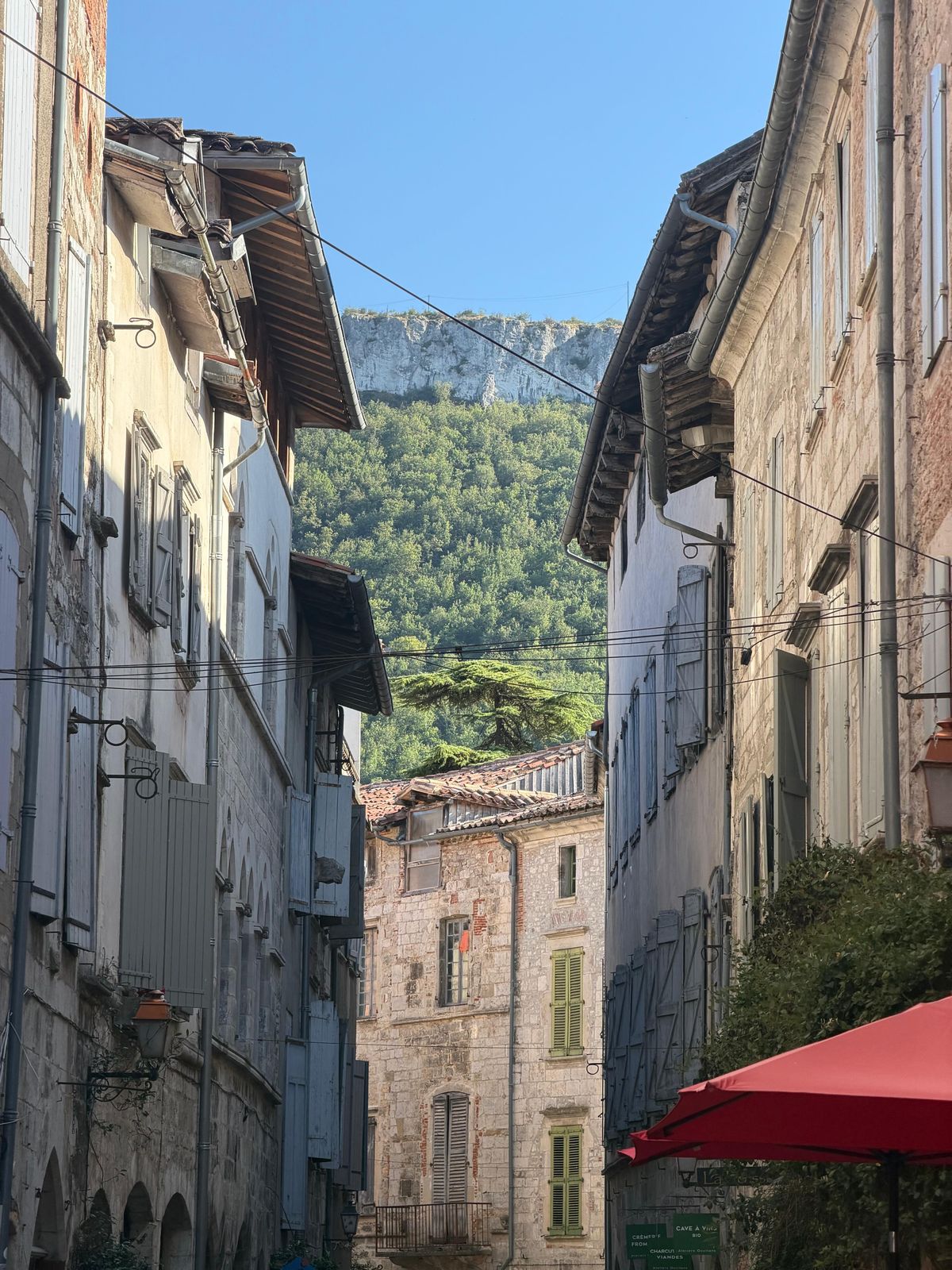 Ruelle de Saint-Antonin-Noble-Val, avec la falaise au-dessus des toits