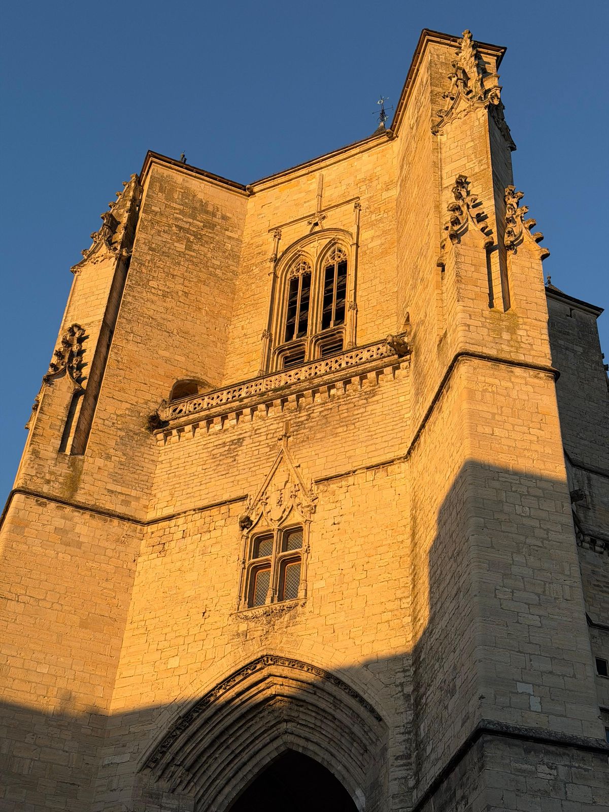 La tour de la collégiale Notre-Dame de Villefranche-de-Rouergue dans la lumière du soir