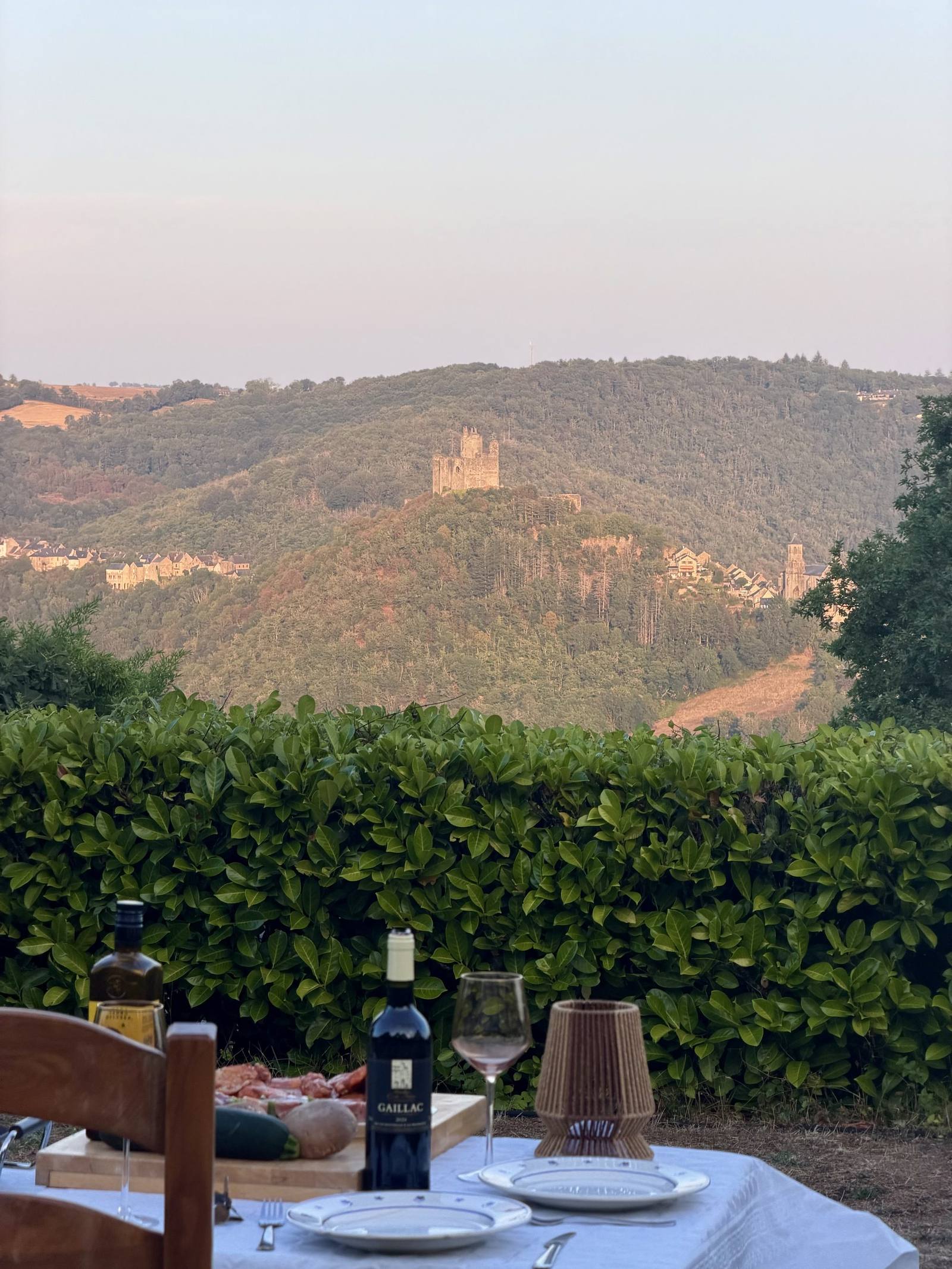 Vue sur la forteresse médiévale de Najac depuis la terrasse de Les Gardes au coucher du soleil